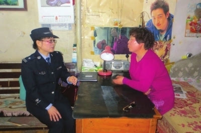 兰州社区女警:居民的贴心“保姆”(图)