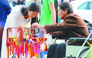 兰州:端午未至香囊“溢”香