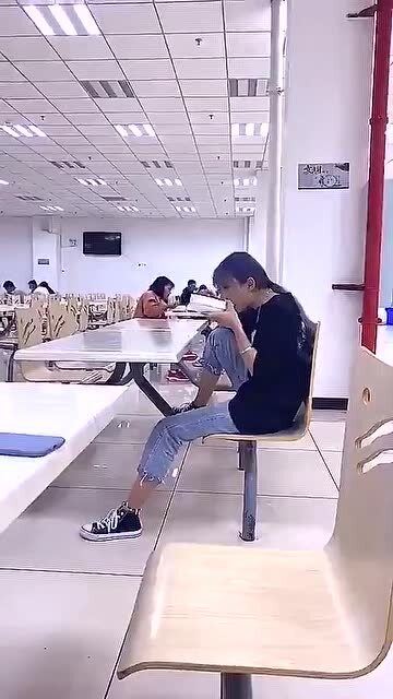 虽然厂里的美女不少,但是只有她独特,看吃饭姿势就知道了