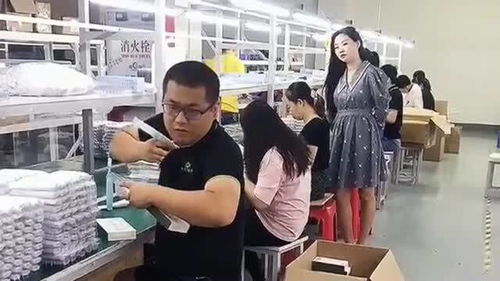 小伙偷拿厂里的东西,被美女老板发现后,却送给他了一整套的商品